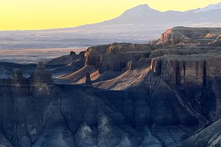 Ein Blick auf die dunklen, rauen Klippen des Cathedral Valley.