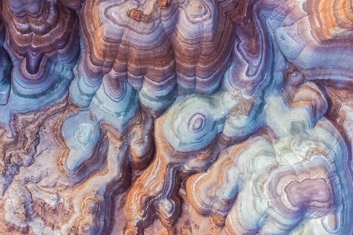 Luftaufnahme der farbenfrohen, wirbelnden Sedimentmuster der Bentonite Hills.